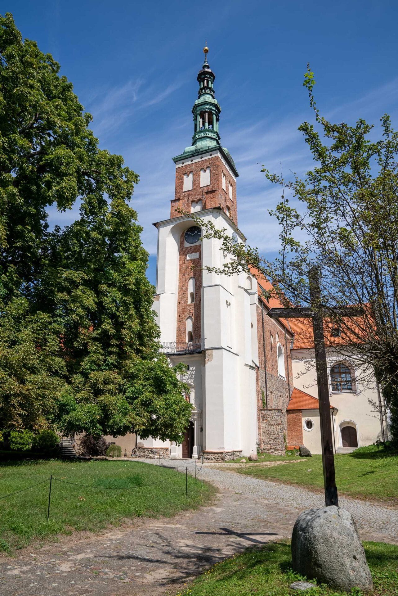 Wnętrze kościoła Narodzenia NMP w Lubiniu — barokowa polichromia, ołtarz