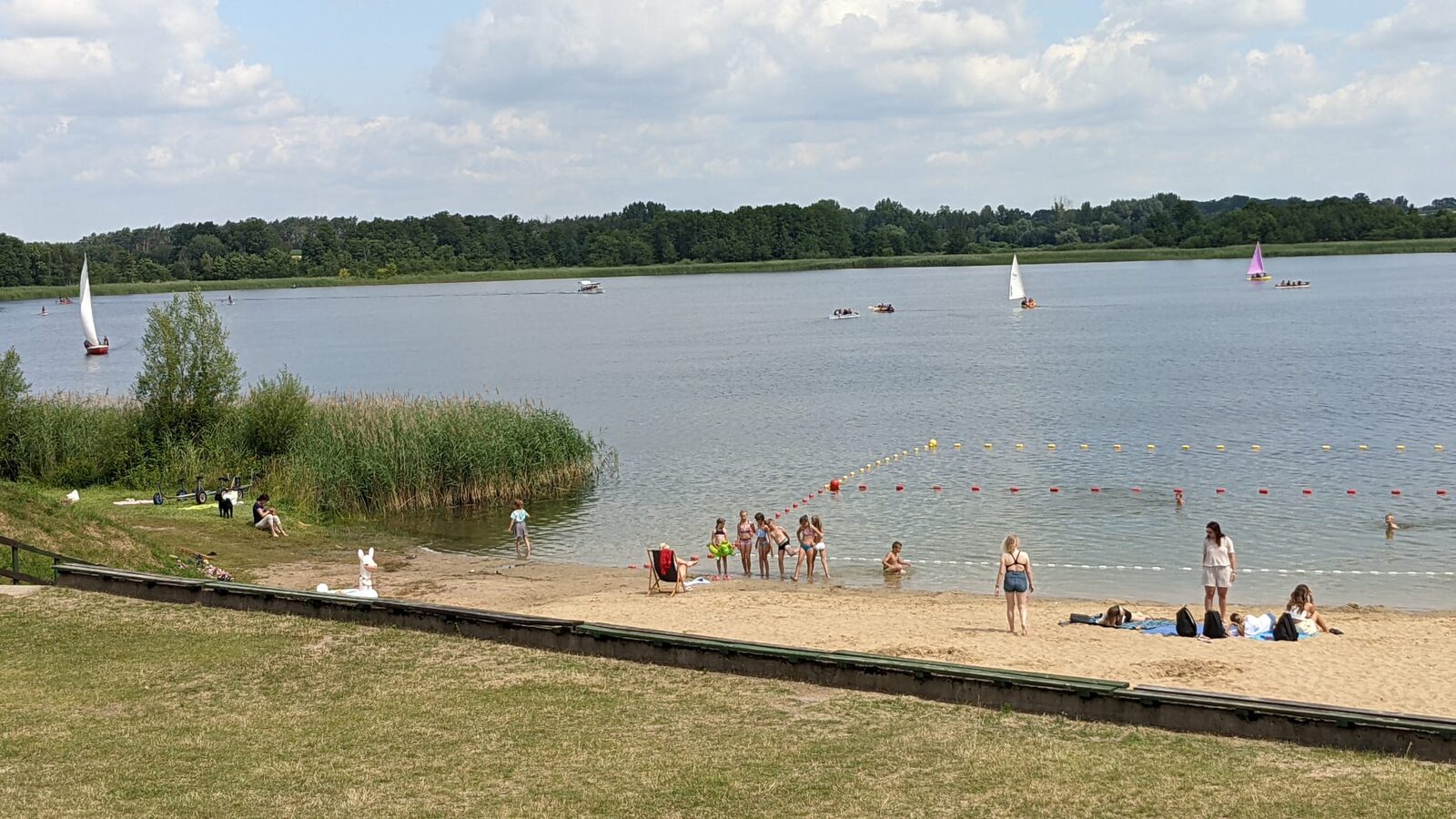 Pomost nad Jeziorem Cichowo latem